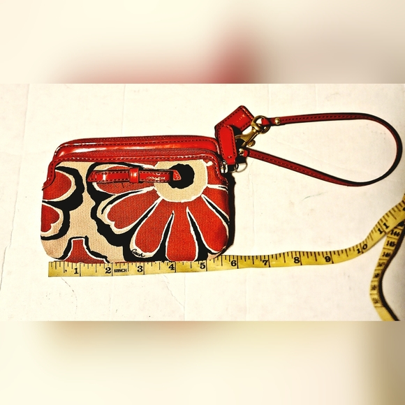 Coach Poppy Red patent leather and floral canvas with red bow 2 pocket wrislet - Picture 5 of 9